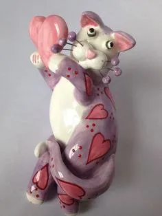 Фарфоровый кот с сердцами