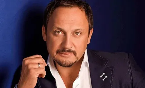 Стас Михайлов смотрит серьёзно