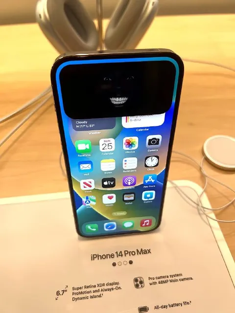 Creepy iPhone Dynamic Island