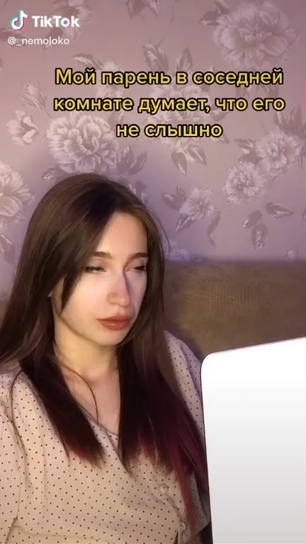 Парень думает, что его не слышно