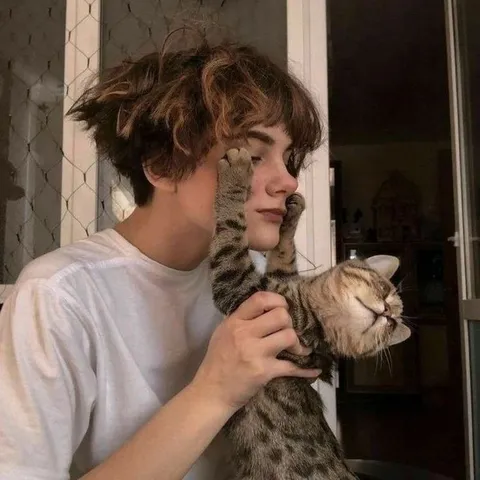 Нежный поцелуй с котом