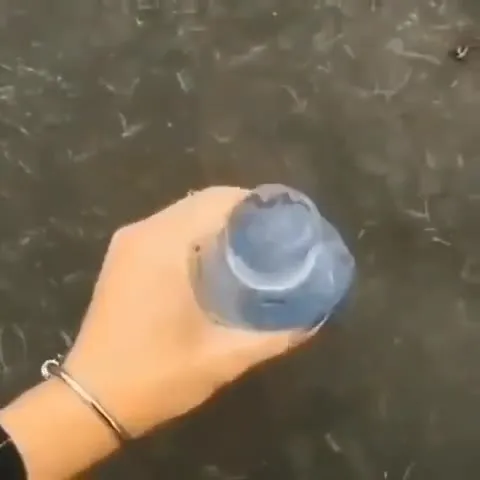 Лицо в бутылке над водой