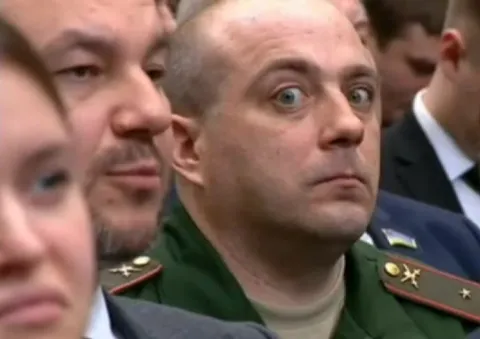 Ошарашенный офицер на заседании