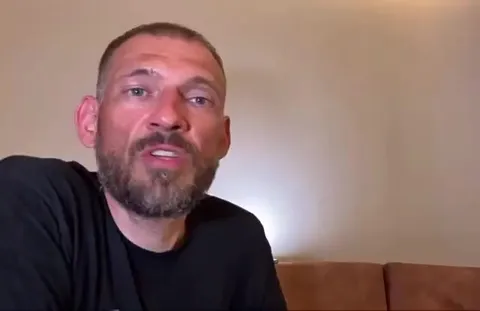 Мужчина эмоционально объясняет