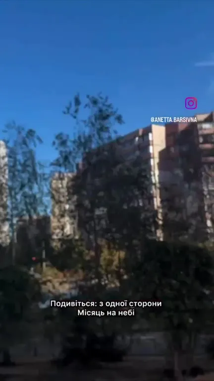Місяць і Сатурн над містом