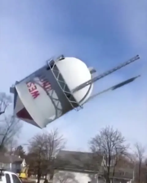 Бочка срывается с опоры