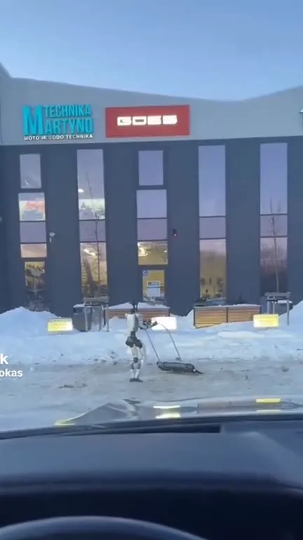 Робот не справился со снегом