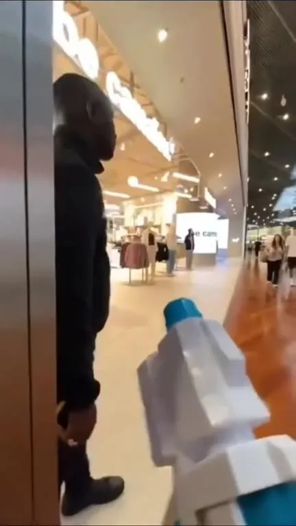 Le pistolet à eau au centre commercial