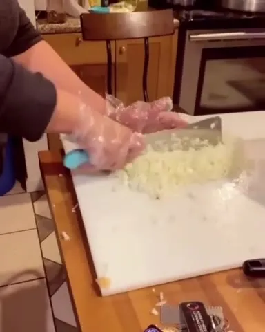 Кот грустит на кухне