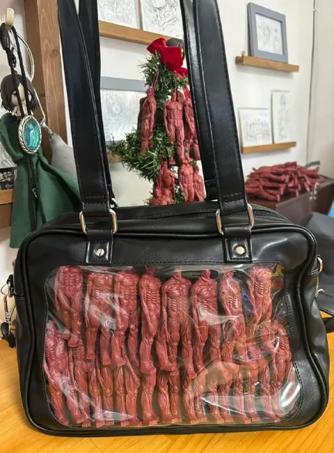 Сумка с мускулистыми человечками