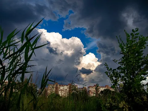 Драматичное небо над городом