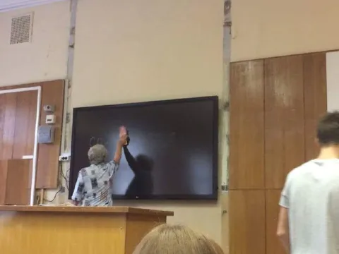 Бабушка здоровается с экраном