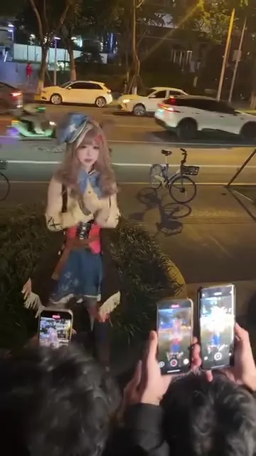 街头兔耳女孩被围观拍摄