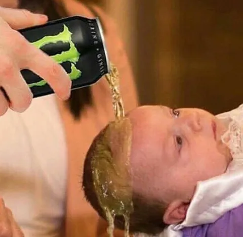 Младенца моют энергетиком