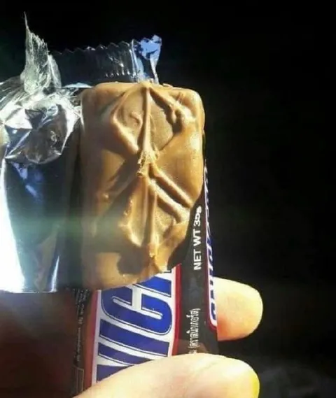 Странно открытая шоколадка Kit Kat