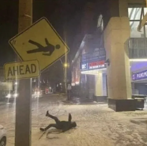 Падающий человек впереди