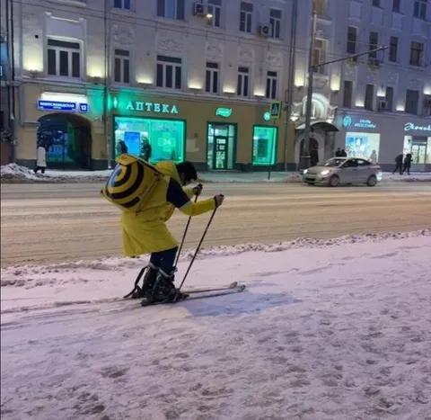Лыжник на городском тротуаре