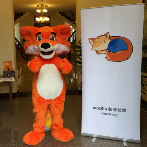 Лис Mozilla рядом с котом