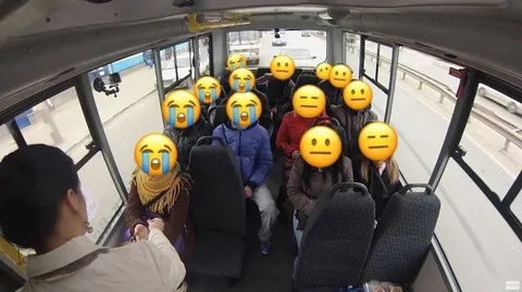 Пассажиры автобуса плачут