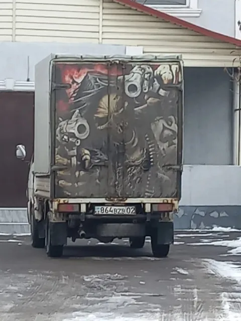 Грузовик с мрачными рисунками