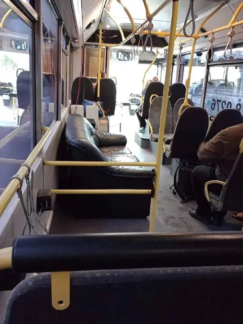 Автобус с диваном на работу