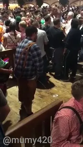 Пиво в толпе на празднике