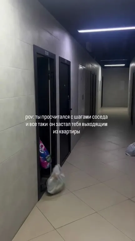 Сосед застал выходящим из квартиры