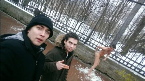 Голый человек на заднем плане