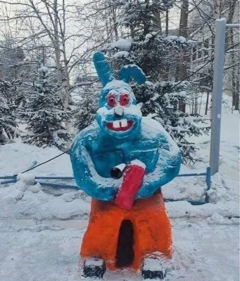 Снеговик-заяц с лопатой