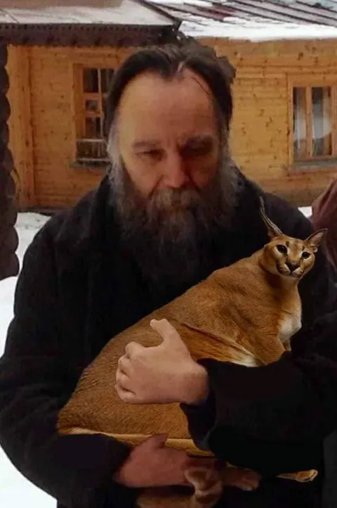 Мужчина обнимает каракала