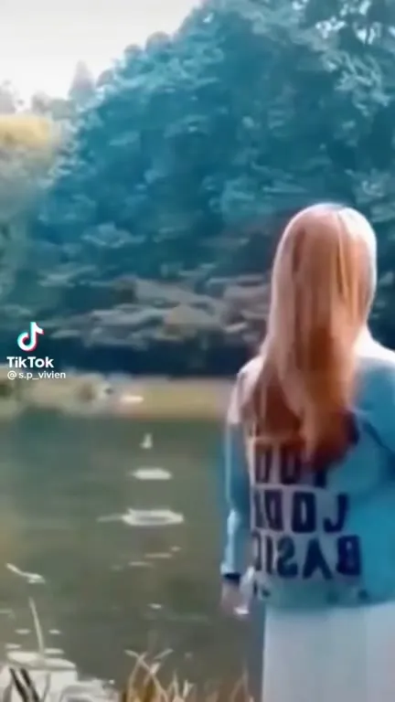 Девушка у пруда и внезапный кот