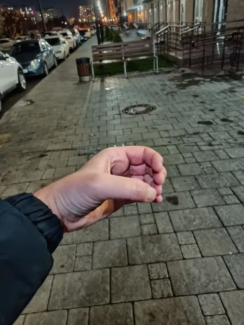 Рука держит невидимую кружку