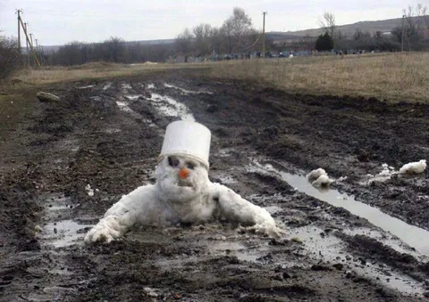 Снеговик увяз в грязи