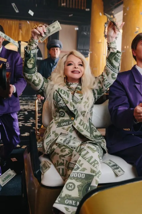 Бабка продаёт хату за доллары