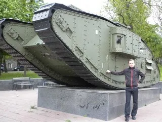 Человек рядом с танком
