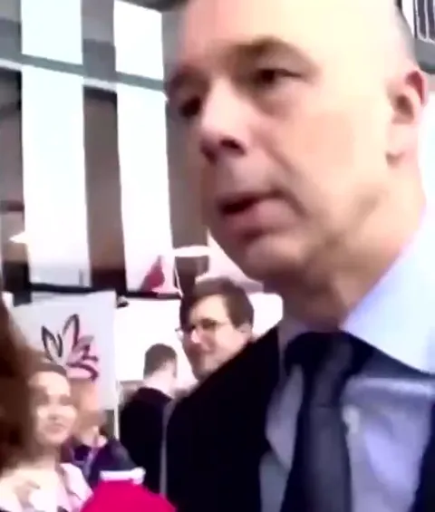 Мужчина сбегает с интервью