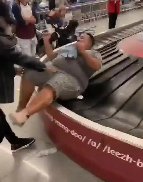 Мужчина едет на багажной ленте