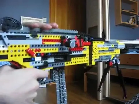 Гигантская стреляющая LEGO-винтовка