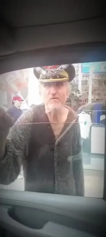 Мужчина у окна машины