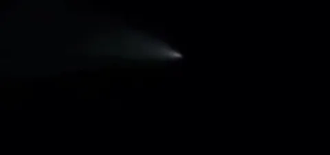 Это самолет в темном небе