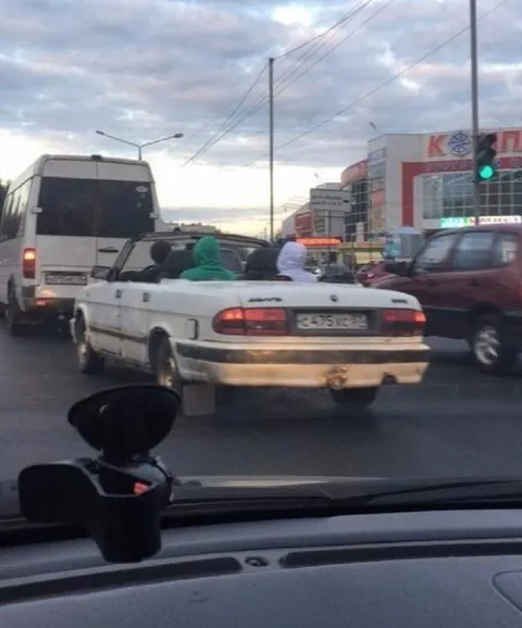 Кабриолет с пассажирами в багажнике