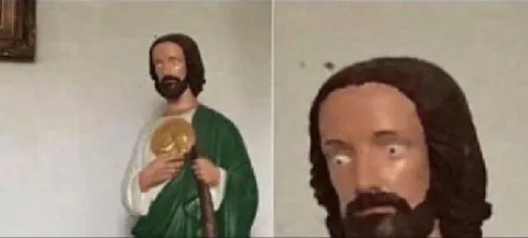 Испуганный Иисус смотрит в камеру