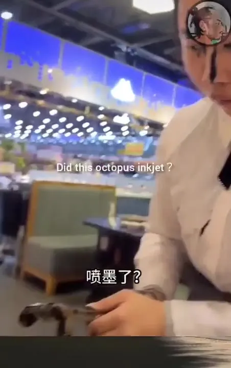 章鱼墨汁喷到脸上了