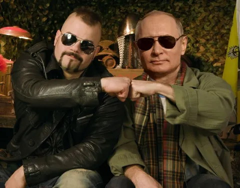 Путин и рокер дают кулачок
