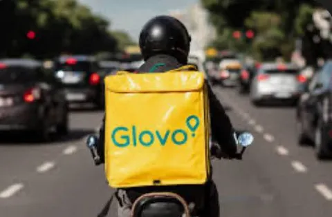Курьер Glovo на дороге