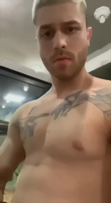 Мужчина резко шлёпает камеру