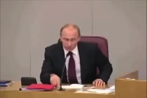 Путин стучит пальцами под музыку
