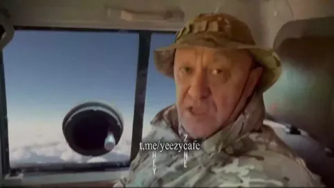 Военный эмоционально жестикулирует в самолёте