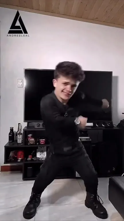 Абсурдный монтаж под Sexy Bitch