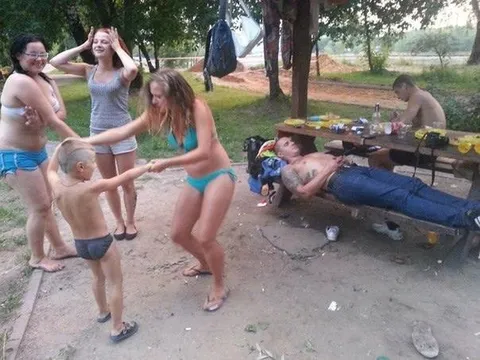 Пьяный отдых у стола